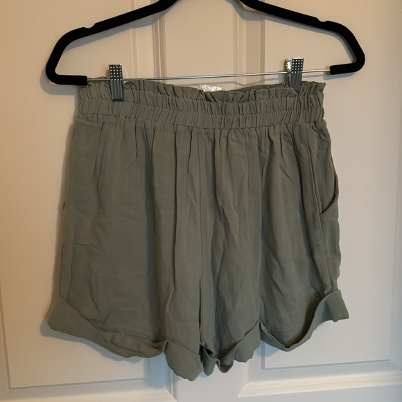 NWT stretch waste, sage linen comfortable short size large - Picture 3 of 3